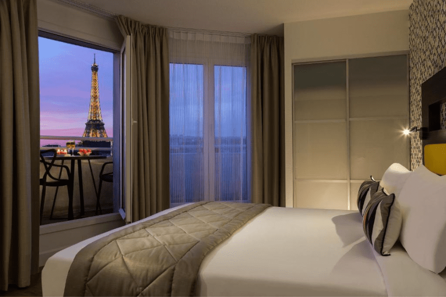 Paris Burgundy Room Eiffel View - Basic Room with Premium Views